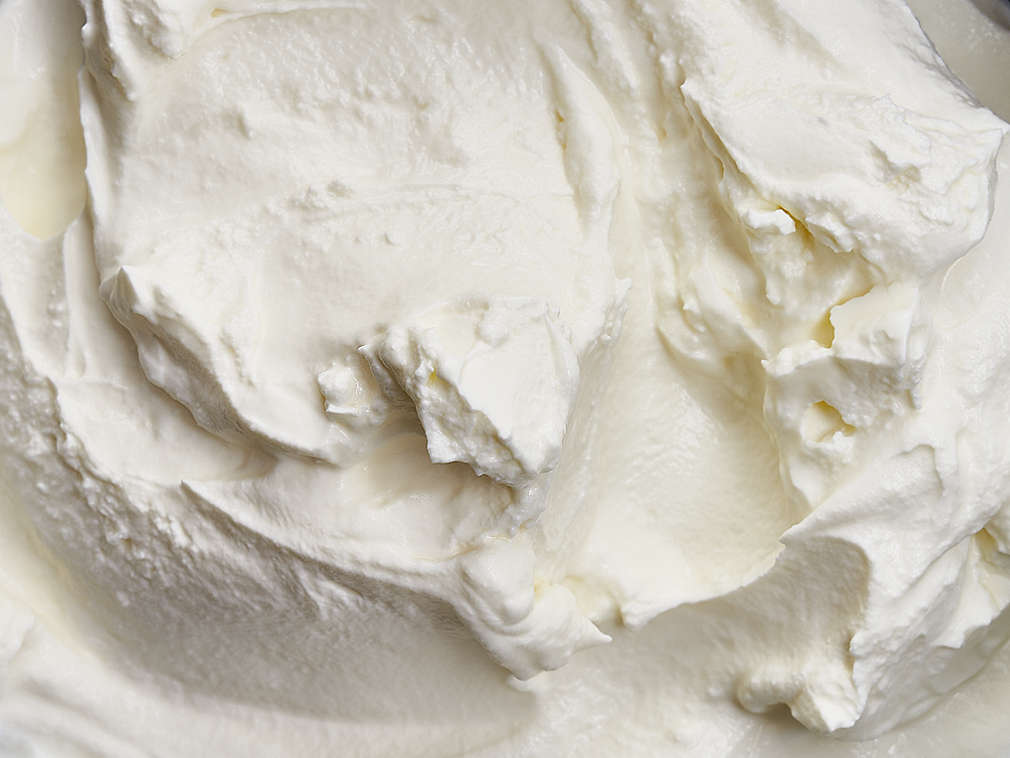 Smântână fermentată proaspătă în detaliu