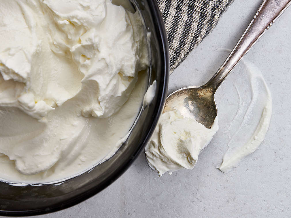 Smântână fermentată proaspătă în detaliu