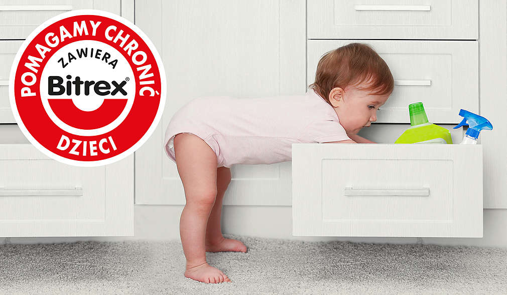 niemowlę grzebie w szufladzie