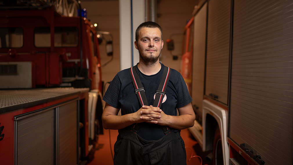 Vatrogasac Dino u Požegi u vatrogasnoj opremi