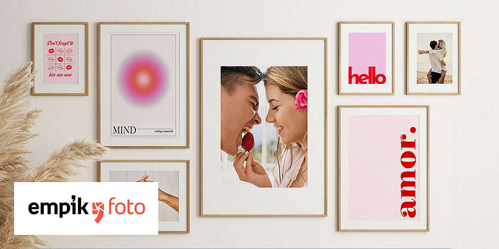 Zdjęcia w ramkach powieszone na ścianie