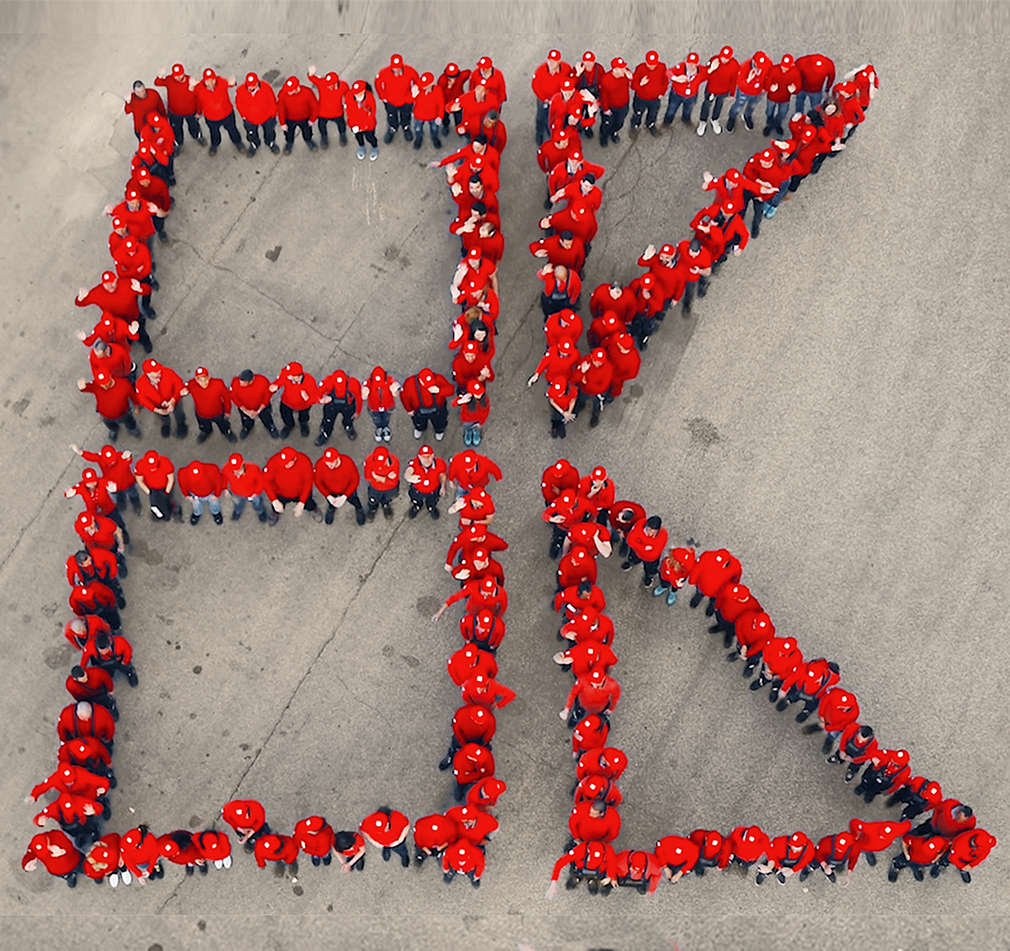 Pracownicy Kauflandu ustawieni w kształcie litery K