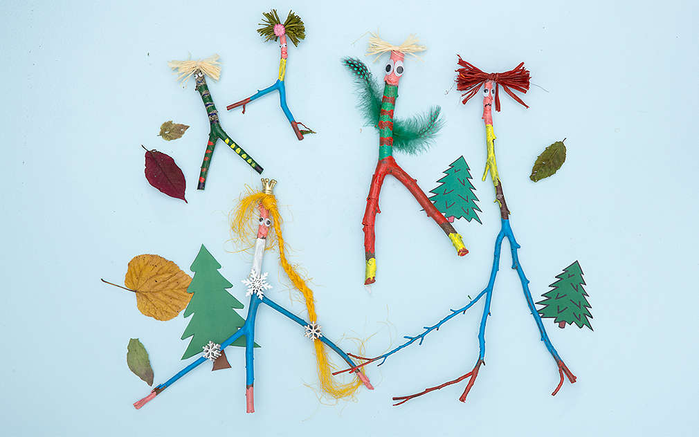 Postavičky z konárov a vetvičiek sú rozložené na svetlomodrom podklade.