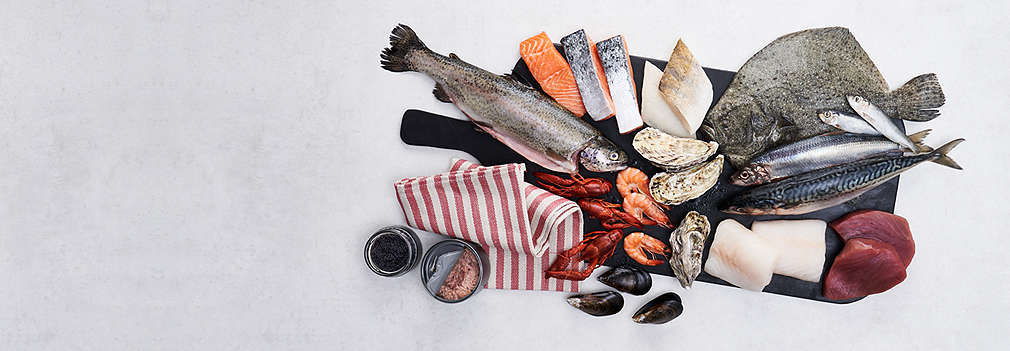 Изображение с различными видами рыб, морепродуктами и ракообразными