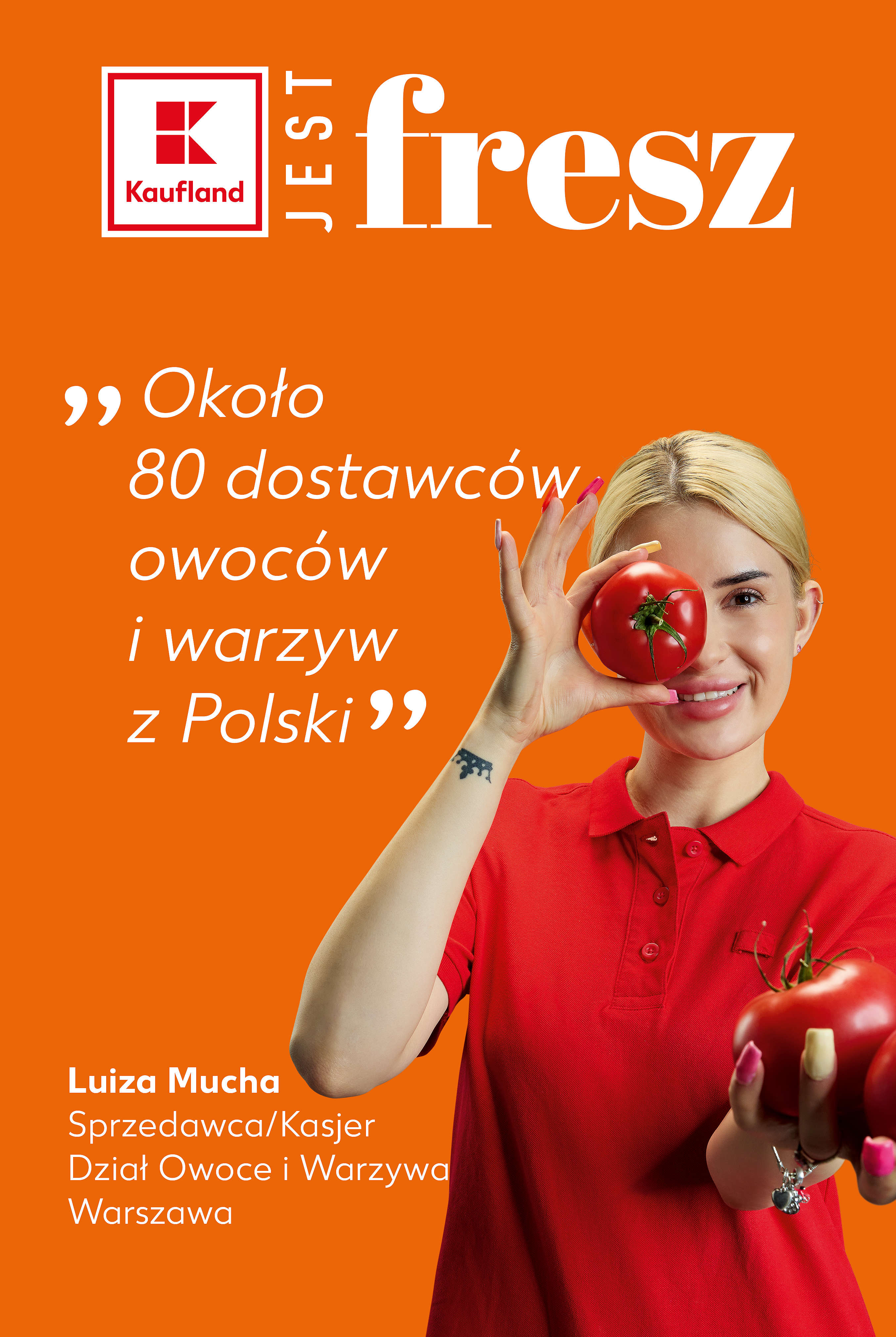 Kaufland jest FRESZ - pracownica trzyma owoce