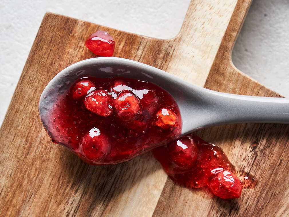 Свежая брусника, подробный вид