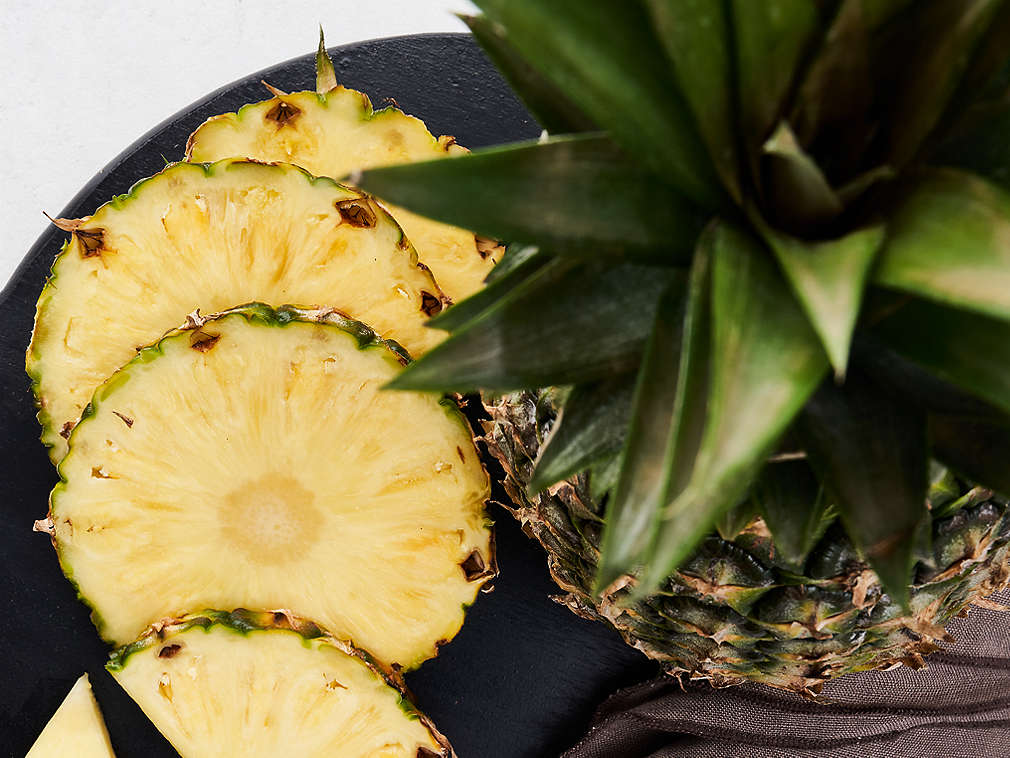 Un ananas proaspăt și alături felii de ananas