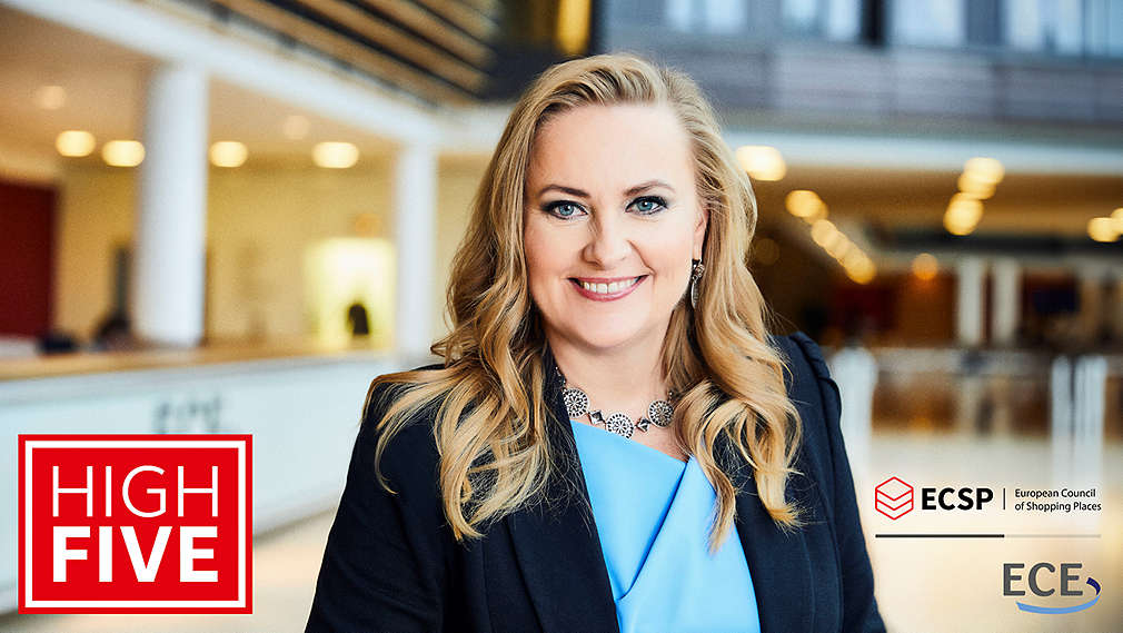 Portrait picture of interview partner Joanna Fisher and High Five-Logo