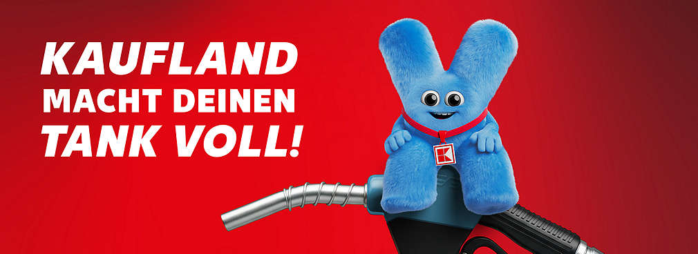 Schriftzug „Kaufland macht deinen Tank voll“; Maskotten auf Zapfpistole