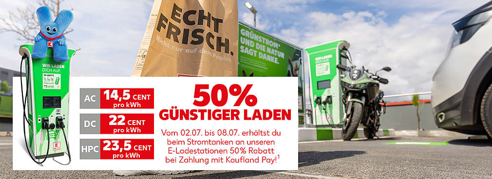 Kaufland Elektro-Ladestationen; Frau läuft mit Kaufland-Tasche über Parkplatz