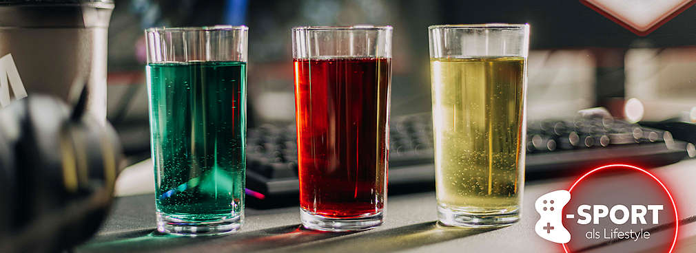 Unterschiedliche Gaming-Booster zubereitet in je einem Glas; im Hintergrund eine Gaming-Tastatur