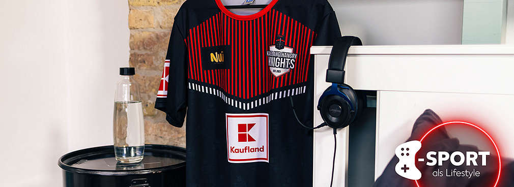 Ein Gamer-Trikot hängt neben einem Bett, daneben ein Gamer-Headset und eine Wasserflasche