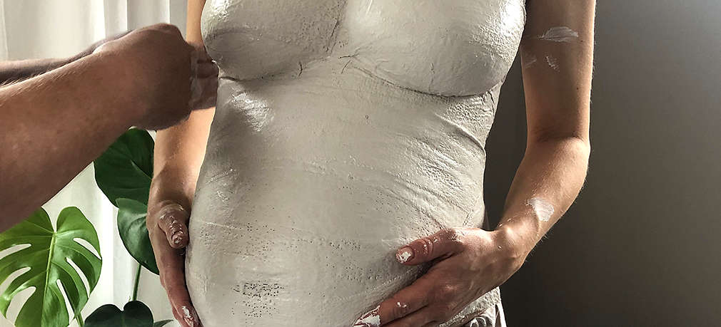 Gipsabdruck vom Bauch einer Schwangeren
