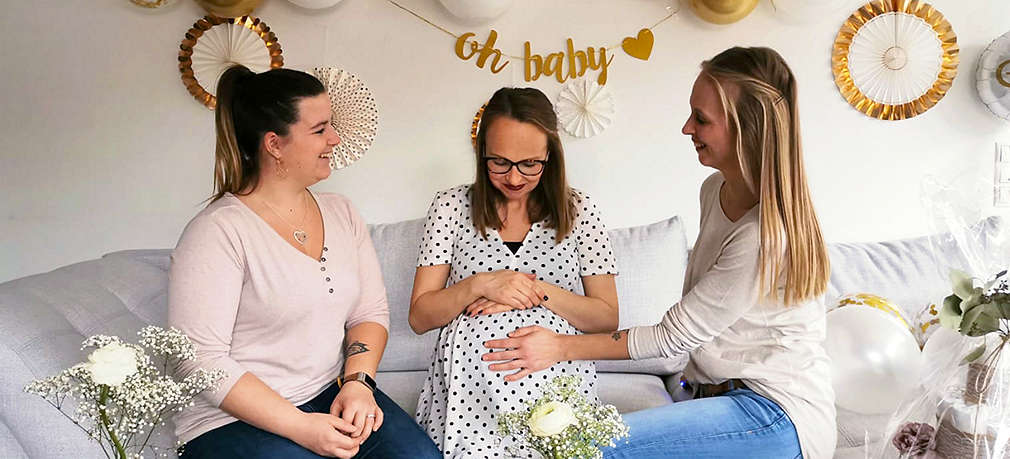 Schwangere mit Freundinnen bei Babyparty