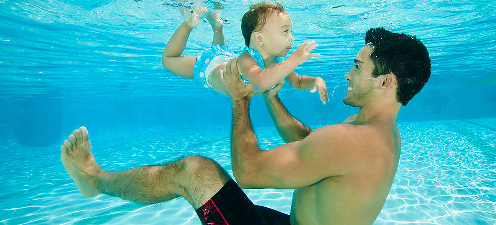 Vater mit Baby unter Wasser