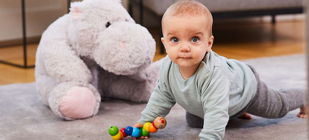 Baby krabbelt auf dem Boden im Zimmer