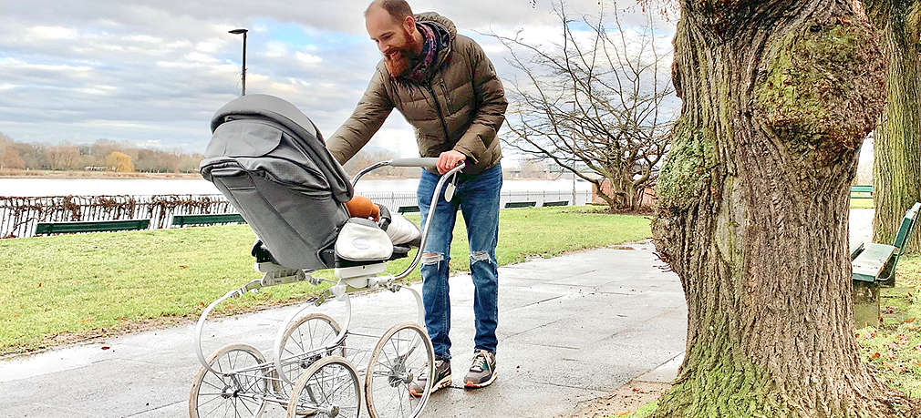 Papa mit Kinderwagen