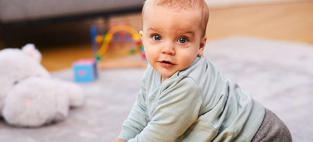 Baby stützt sich ab