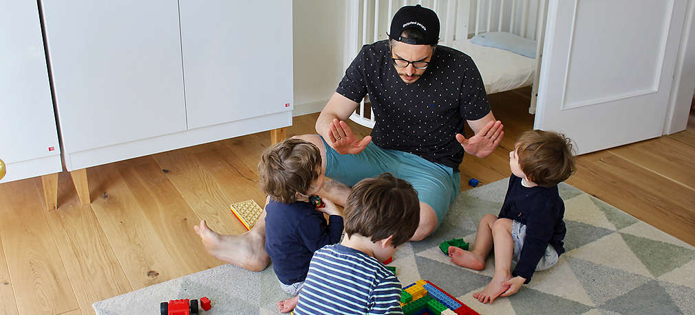 Vater schlichtet Streit unter Kindern