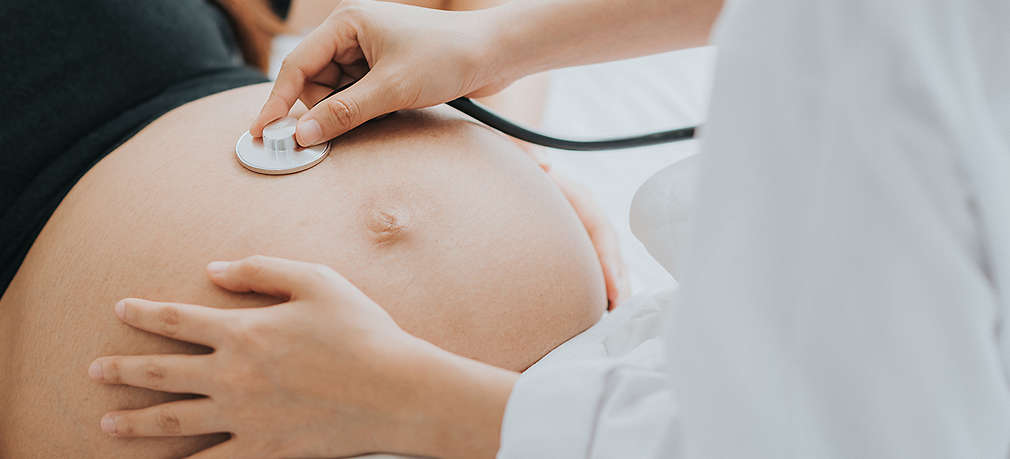 Ärztin hört Schwangere ab
