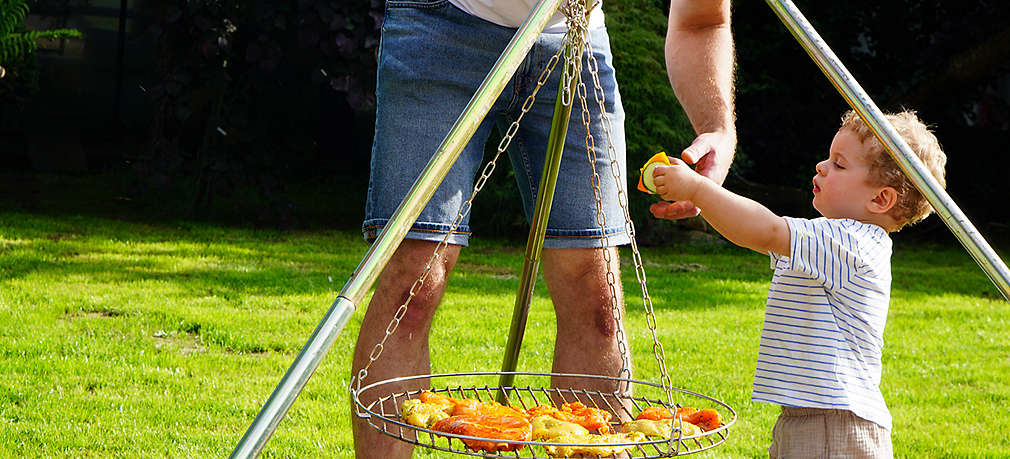 Vater mit Kleinkind am Grill