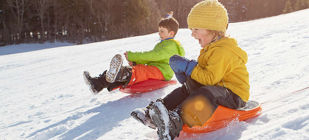 Rodeln mit Kindern: Tipps für sicheren Schnee-Spaß