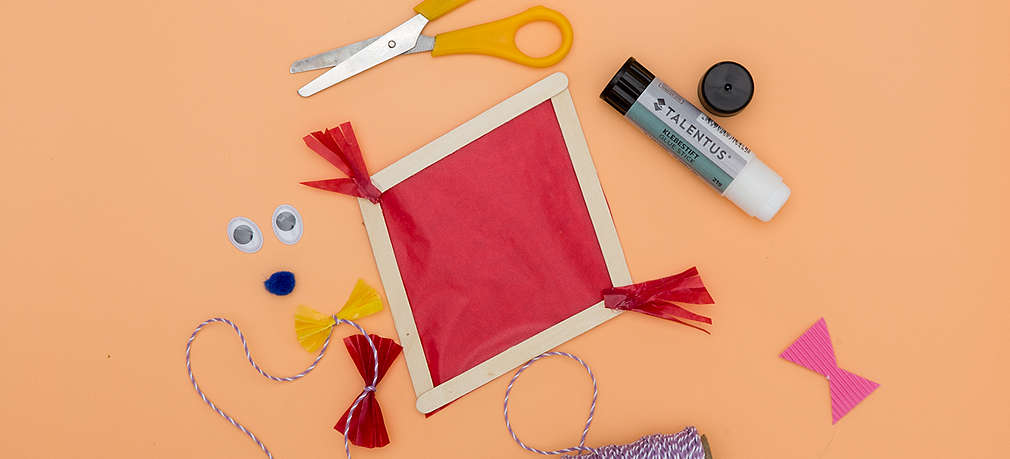 Herbstdekoration für das Fenster: kunterbunte Drachen