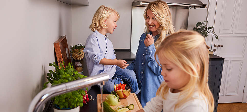 Mutter mit ihren Kindern in der Küche