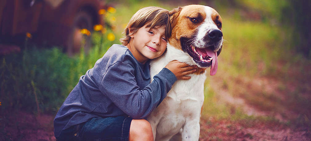 Junge mit Hund