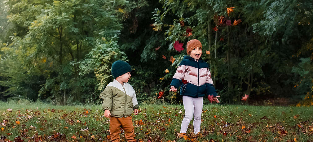 Zwei Kinder spielen im Wald