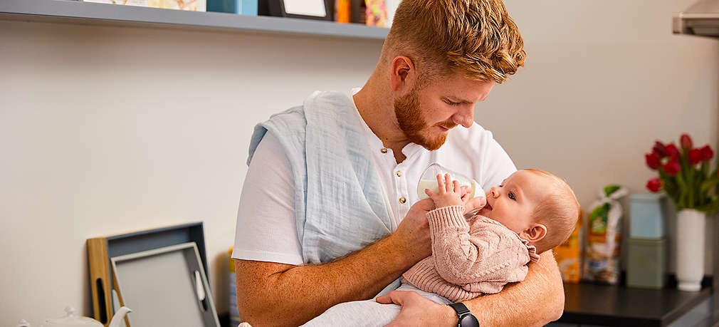 Vater gibt Baby die Flasche