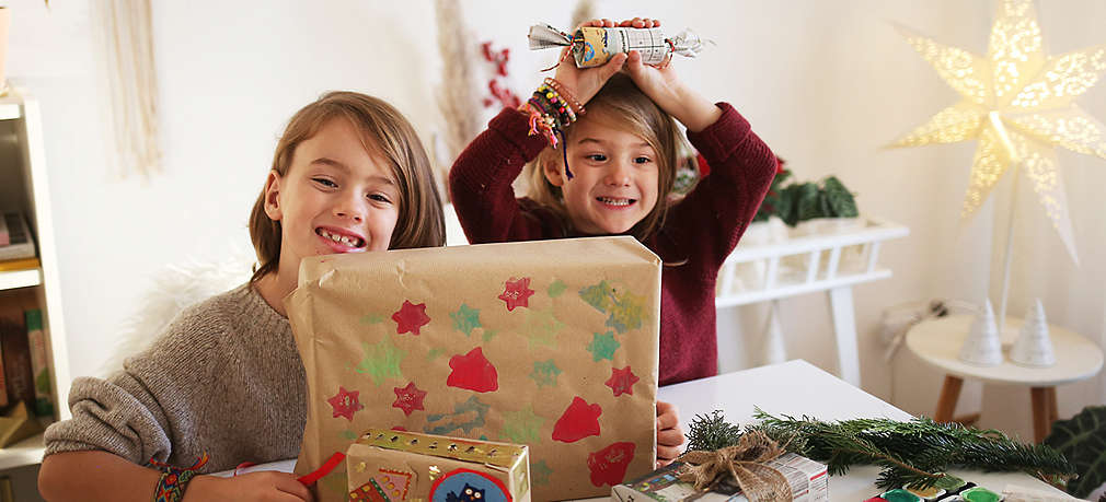 Wie man Geschenkpapier ordentlich aufbewahrt