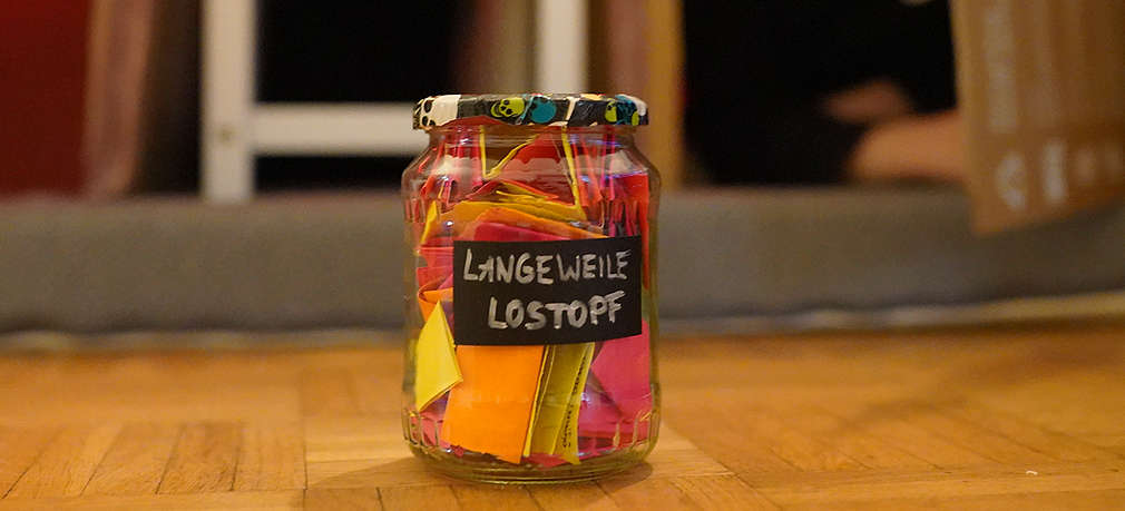 Der Langeweile-Lostopf: Ein Glas gefüllt mit bunten Zetteln