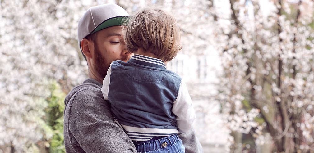 Vater mit Sohn auf dem Arm