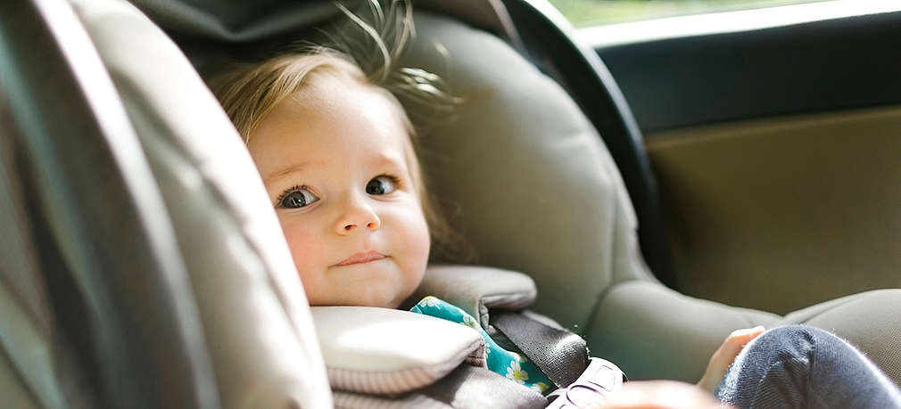 Säugling sitzt in der Babyschale im Auto