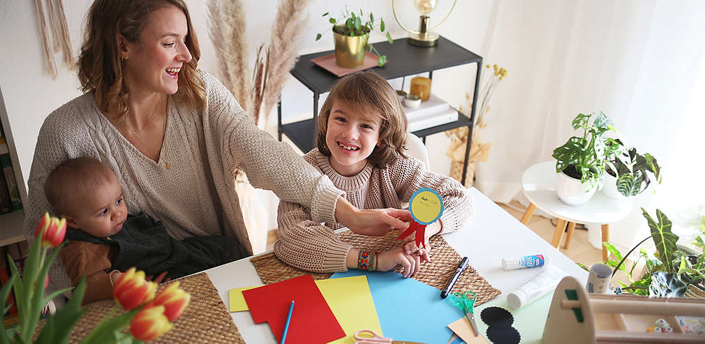 Mutter bastelt mit ihren Kindern