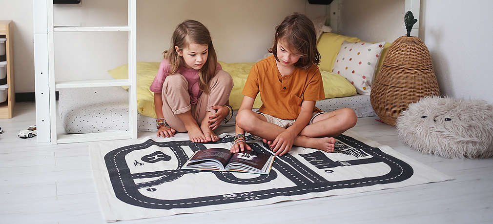 Zwei Kinder spielen in ihrem Zimmer