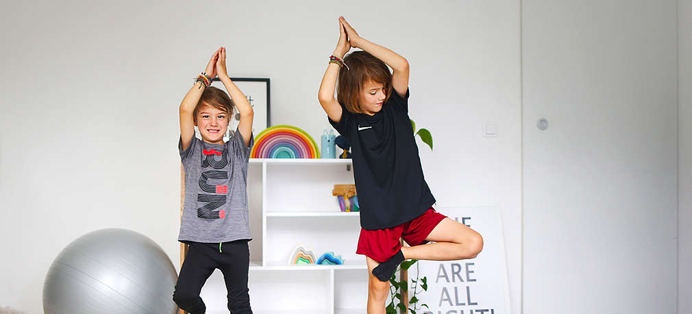 Zwei Kinder machen Gymnastikübungen
