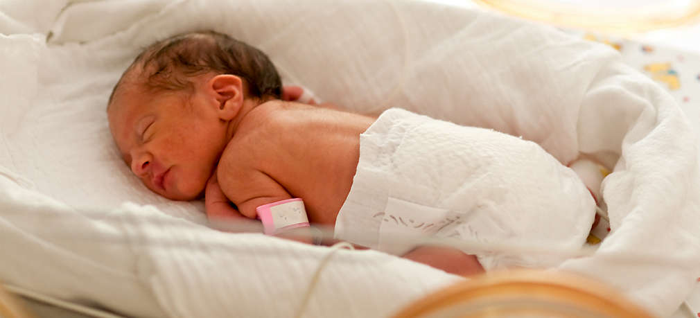 Schlafendes Frühgeborenes im Inkubator