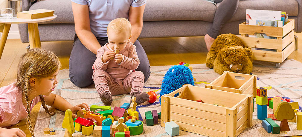 Zwei Kinder spielen gemeinsam