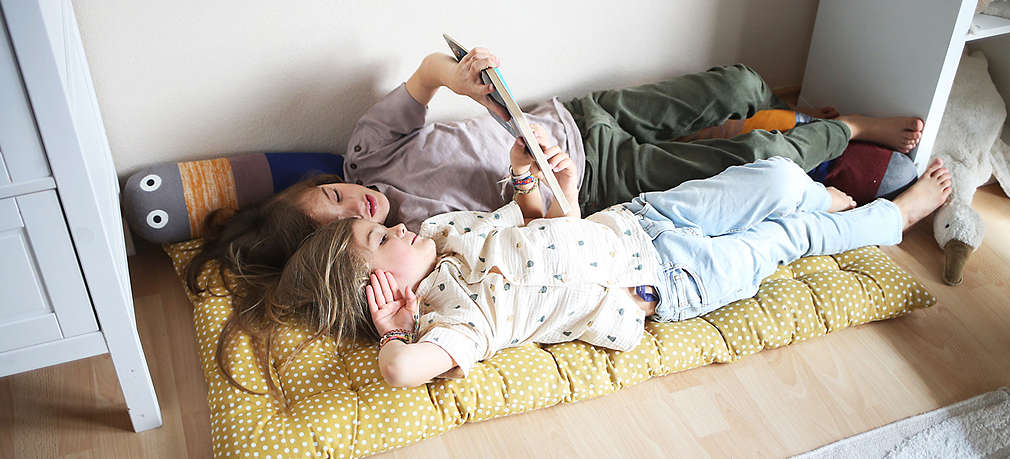 Geschwister lesen gemeinsam ein Buch