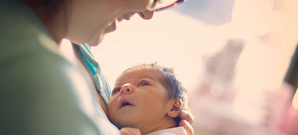 Frau hält Baby im Arm