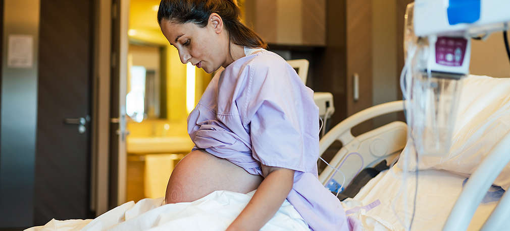 Schwangere Frau im Krankenhausbett