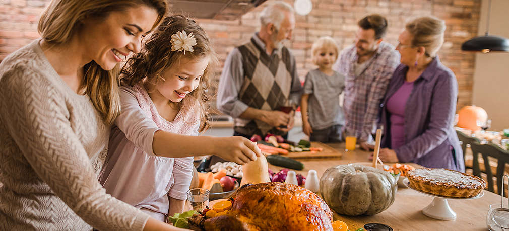 Familie kocht zusammen