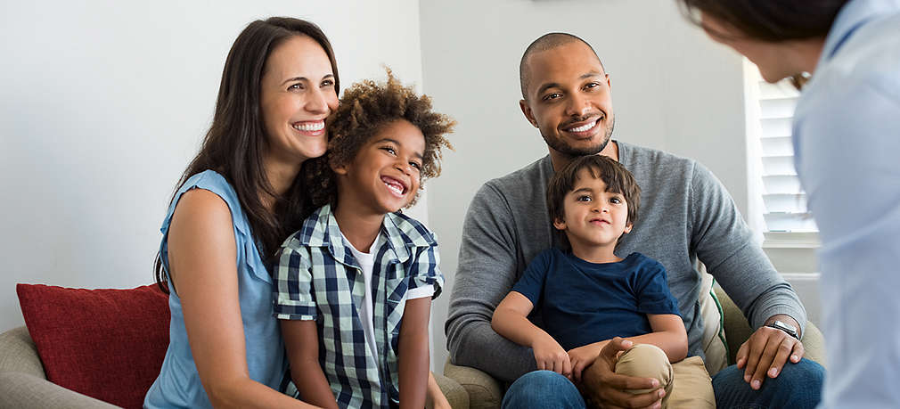 Familie sitzt auf der Couch