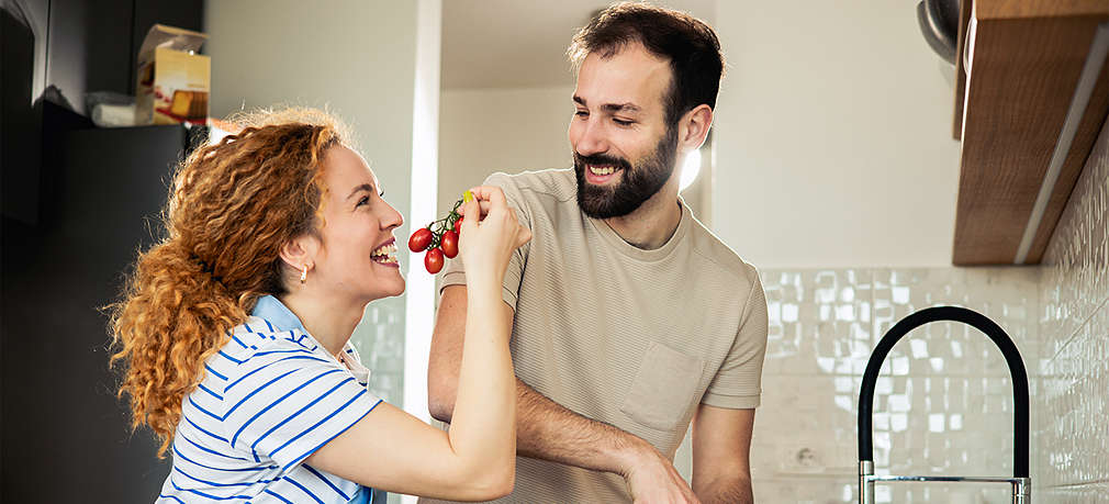 Frau und Mann in der Küche