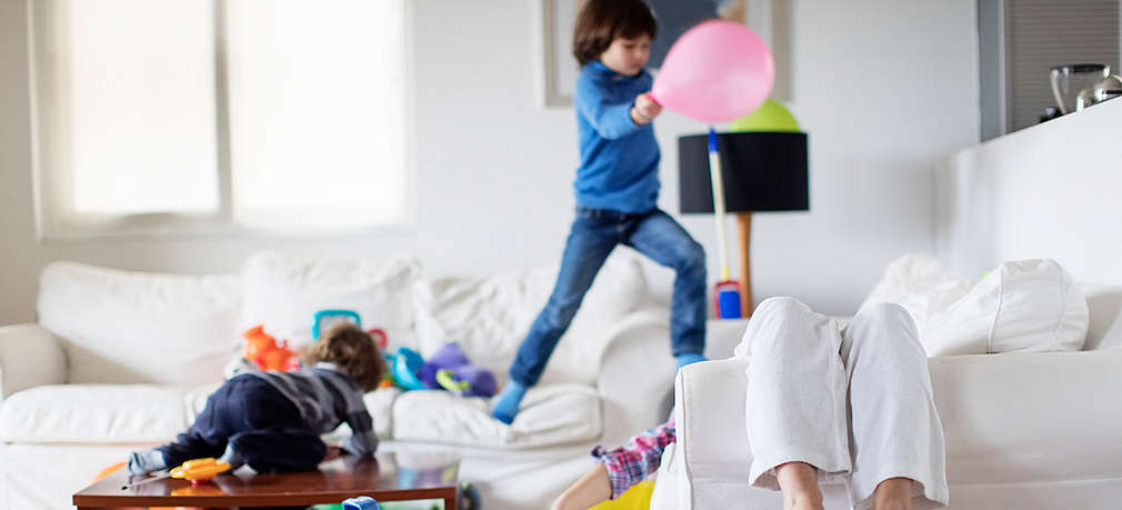 Kinder toben im Wohnzimmer