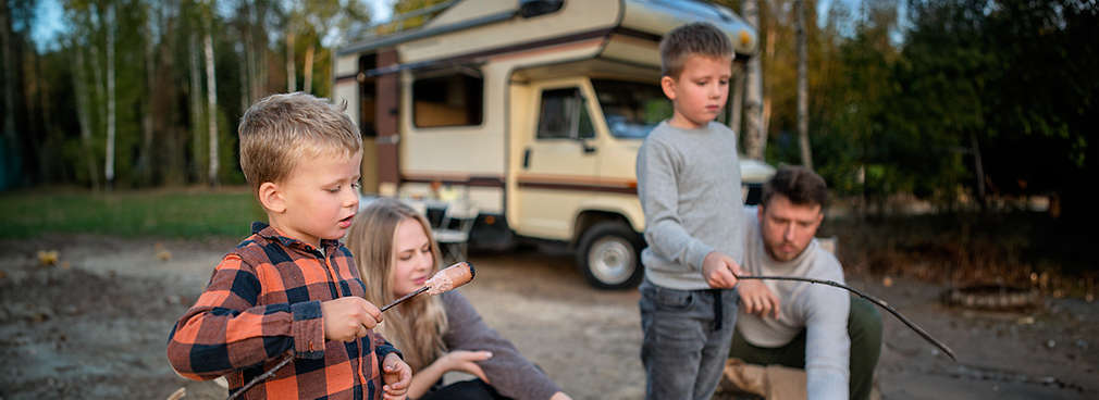 Familie auf dem Camingplatz