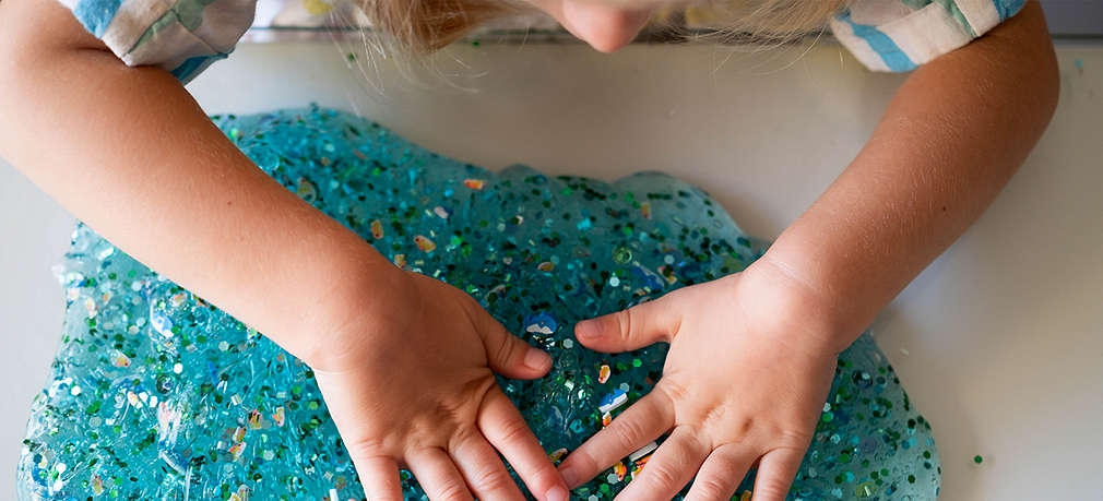 Kind knetet mit Schleim