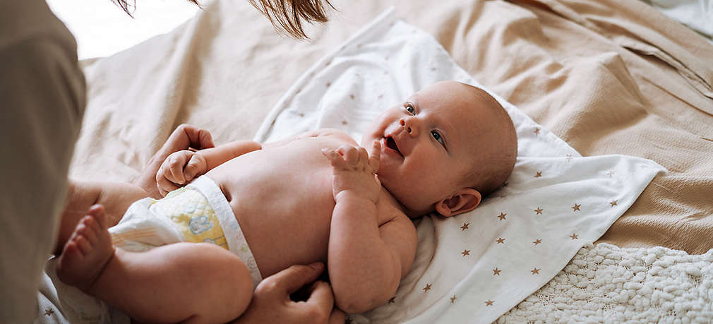 Baby liegt auf dem Wickeltisch